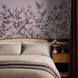 roosa pilttapeet lindude ja liblikatega